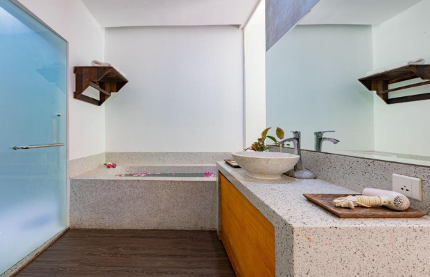Infinity Poolside Signature Suite